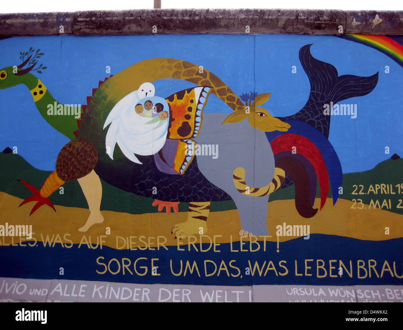 The artwork by Ursula Wünsch, 'Frieden ist alles' (Peace is Everything), is pictured on a section of the Berlin Wall at the East Side Gallery on Mühlenstrasse in Berlin, Germany, in August 2009. The concrete parts of the Berlin Wall between Ostbahnhof and Warschauer Strasse were painted by international artists after the opening of the inner-German border in November 1989. Photo: Dieter Palm Stock Photo