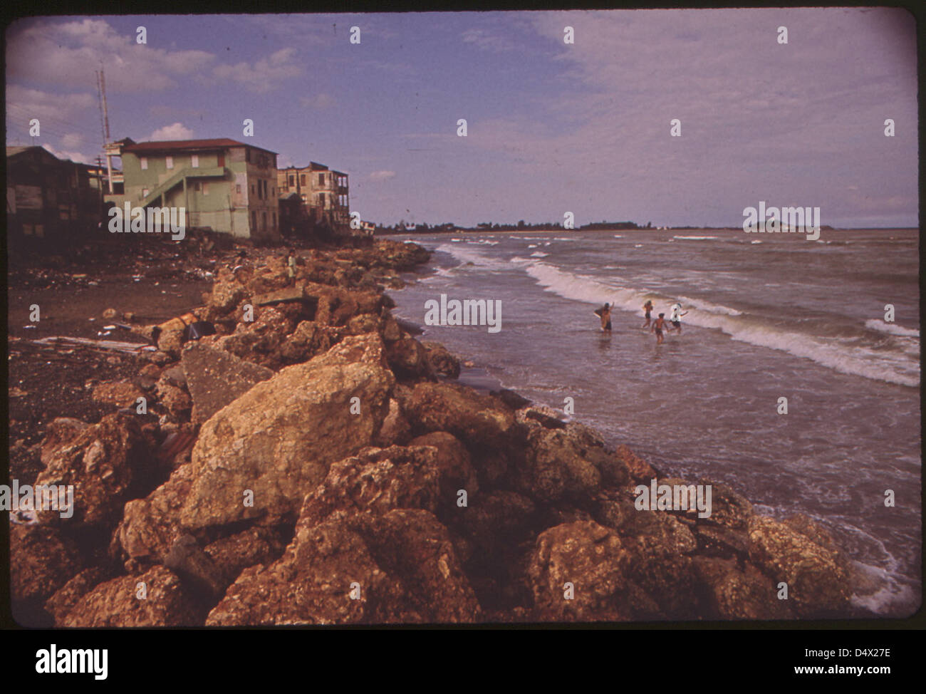 Beach scene 1970s hi-res stock photography and images - Alamy