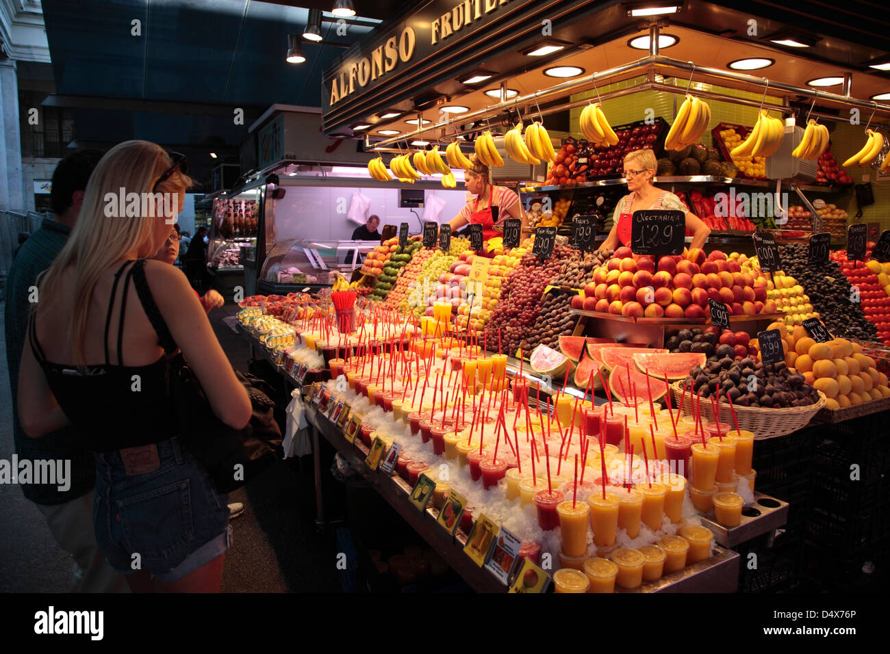 Fruits and fruitjuices in the Mercat de la Boqueria near Ramblas