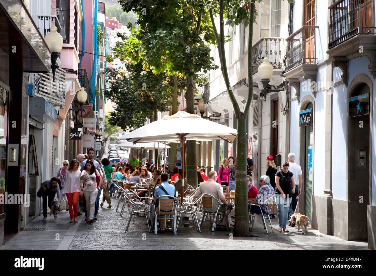 LAS PALMAS CAPITAL OF GRAN CANARIA. A TYPICAL NARROW STREET WITH CAFES AND SEATING Stock Photo