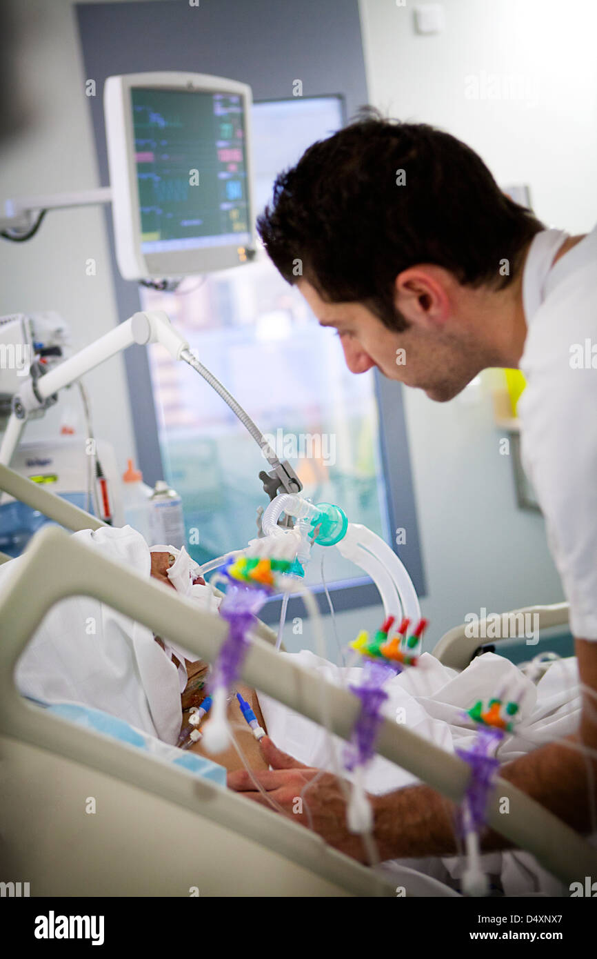 Intensive care unit hi-res stock photography and images - Page 3