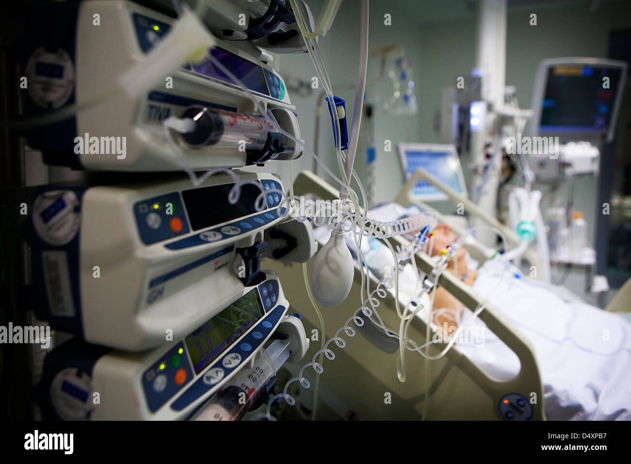 Intensive care unit hi-res stock photography and images - Page 3