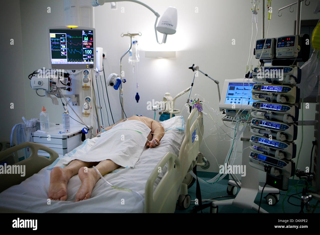 Patient intensive care unit bed hi-res stock photography and images - Alamy