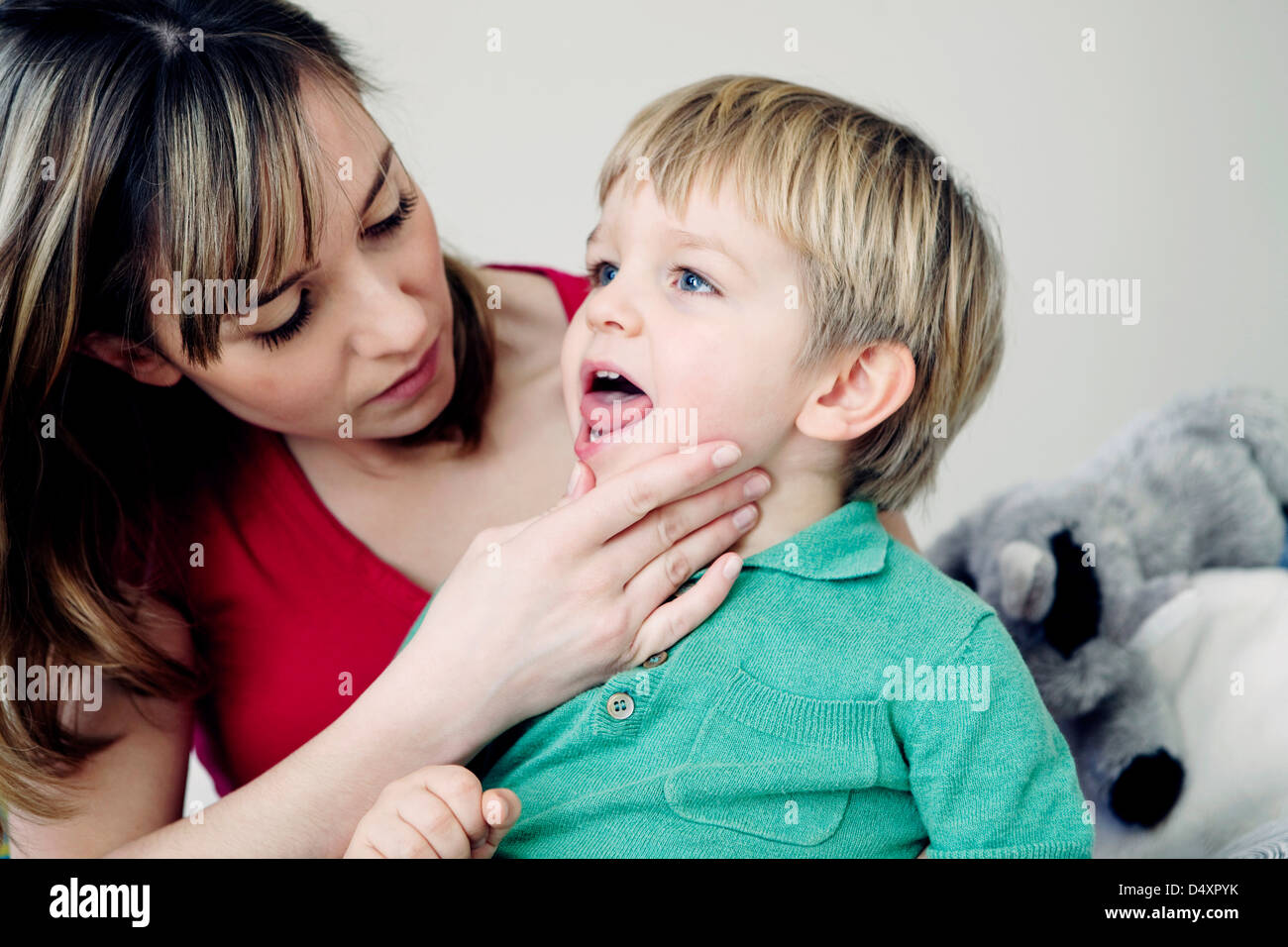 ребенок кхыкает горлом длительное время. ребенок кхыкает горлом длительное время. осмотр горла у ребенка. маленький ребенок кашляет. ребенок кхыкает горлом длительное время.