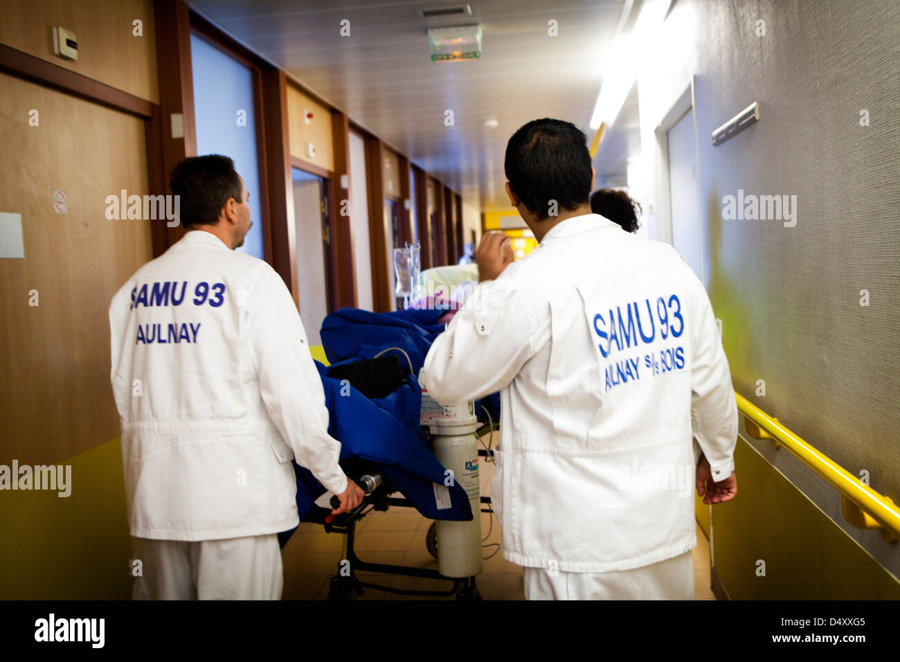 Emergency medical back stretcher hi-res stock photography and images ...