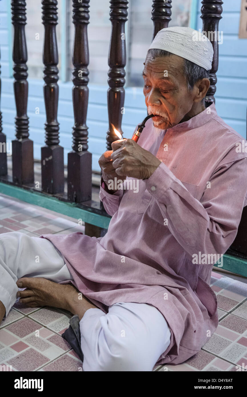 Men akamning qolini bir siltab oldim Men akamning qolini bir siltab oldim