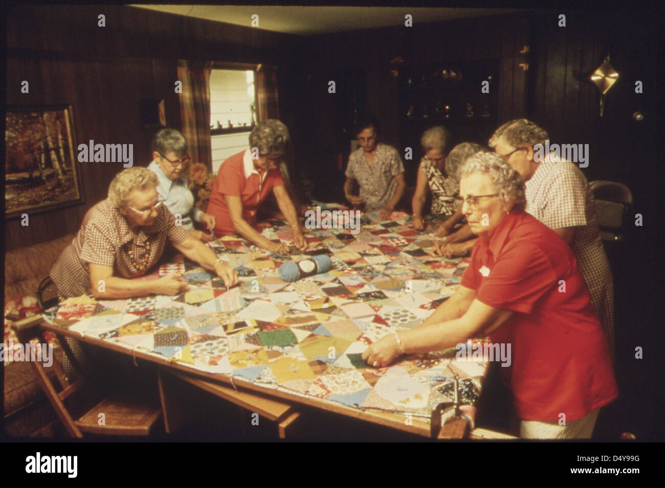 Women quilting hi-res stock photography and images - Alamy