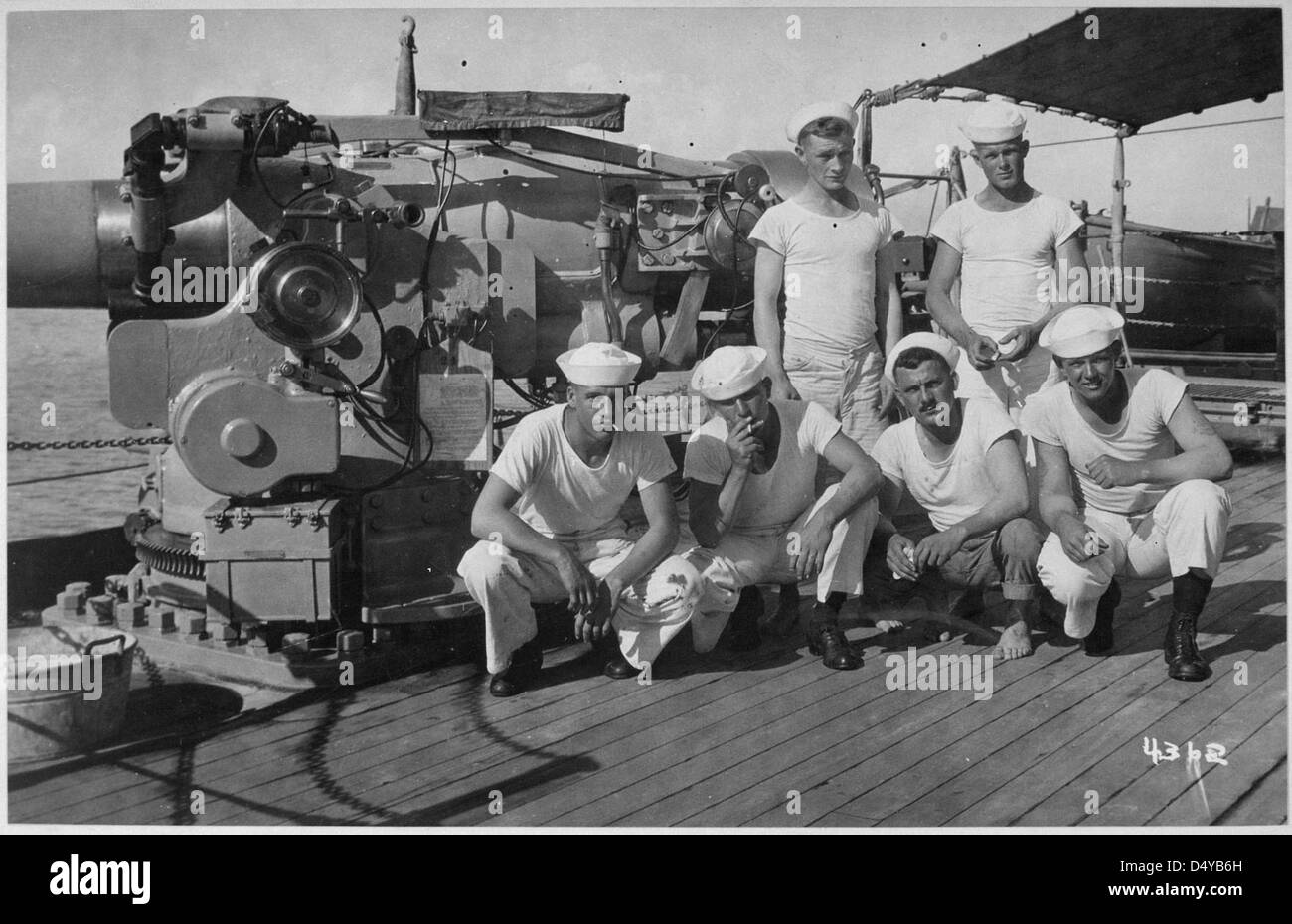 On board an American destroyer. A five inch gun and its crew. Central News Photo Service., ca. 1918 Stock Photo