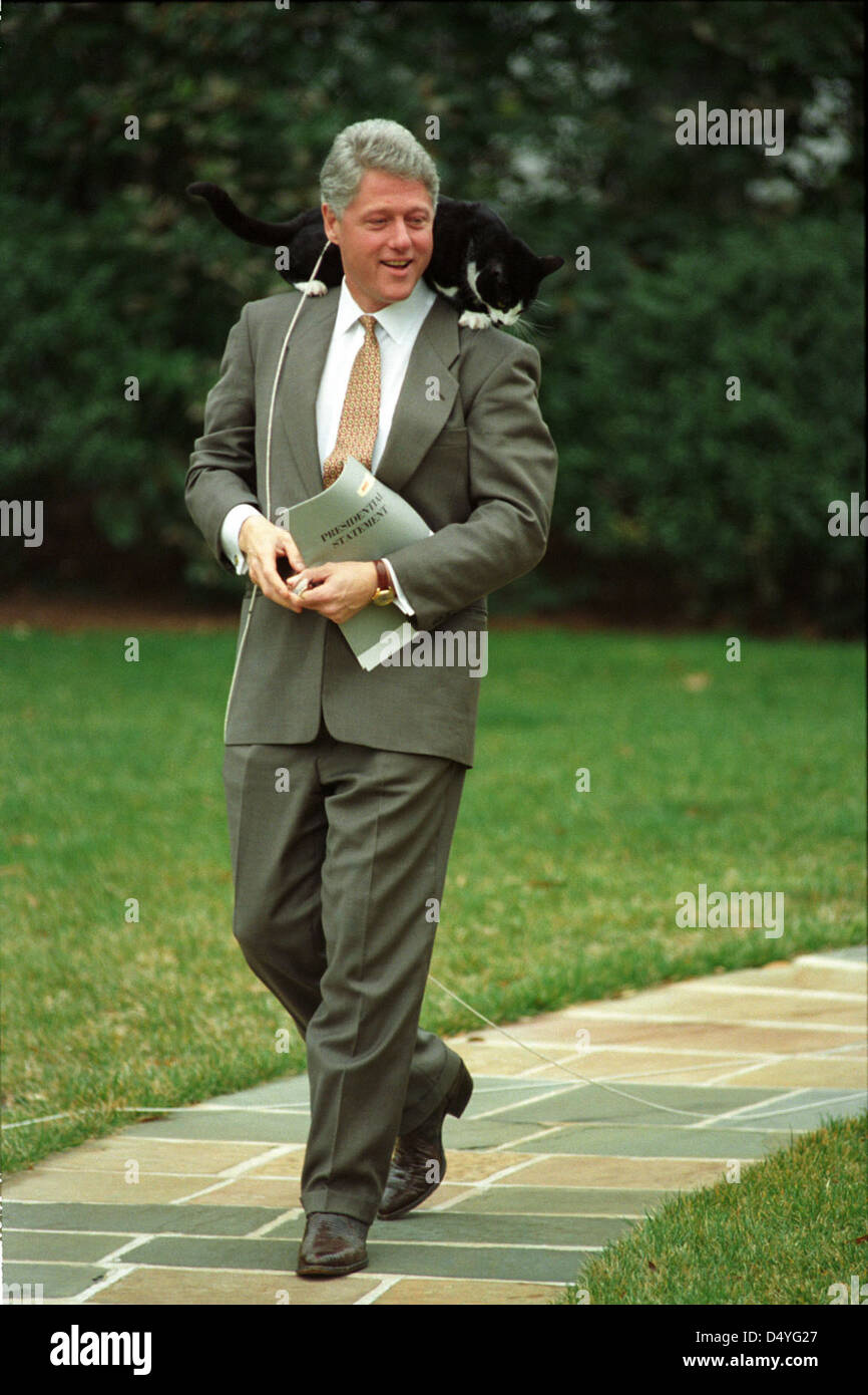 Photograph of President William Jefferson Clinton with Socks the Cat