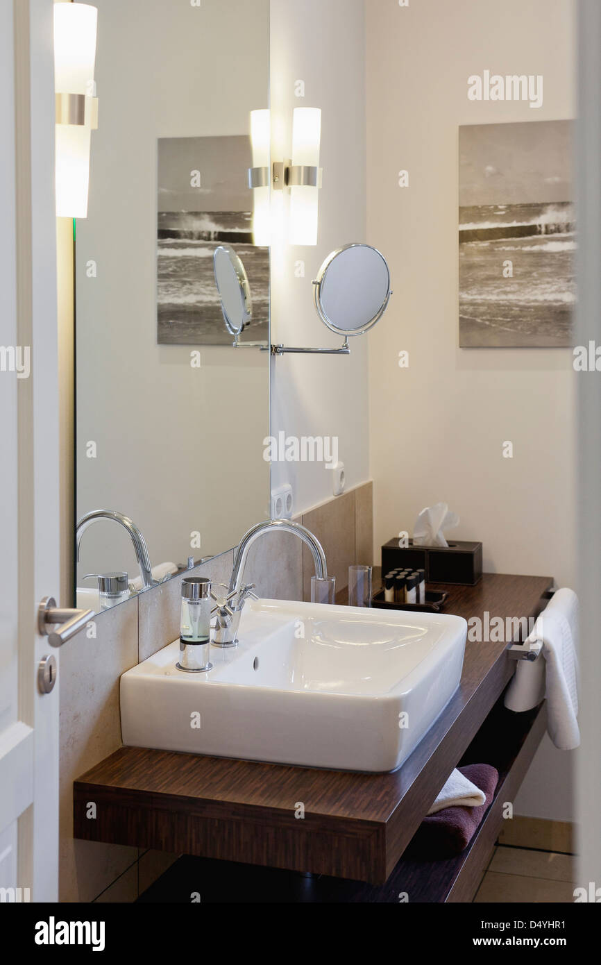 https://c8.alamy.com/comp/D4YHR1/sink-on-wooden-countertop-in-domestic-bathroom-D4YHR1.jpg