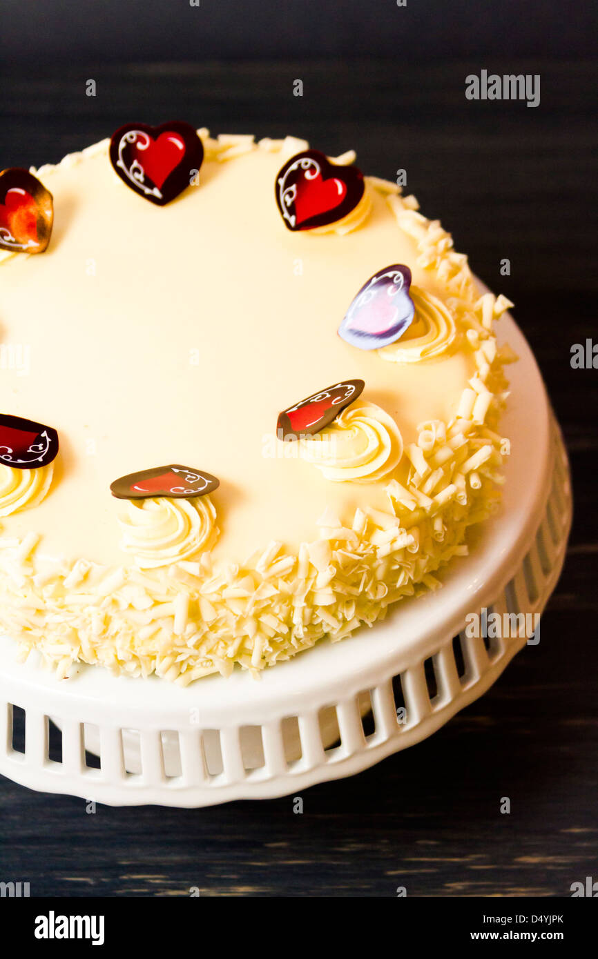 White chocolate cheesecake with brownie crust with white chocolate