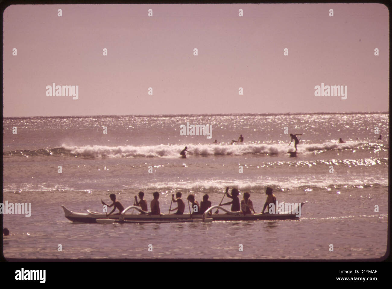 Beach scene 1970s hi-res stock photography and images - Alamy