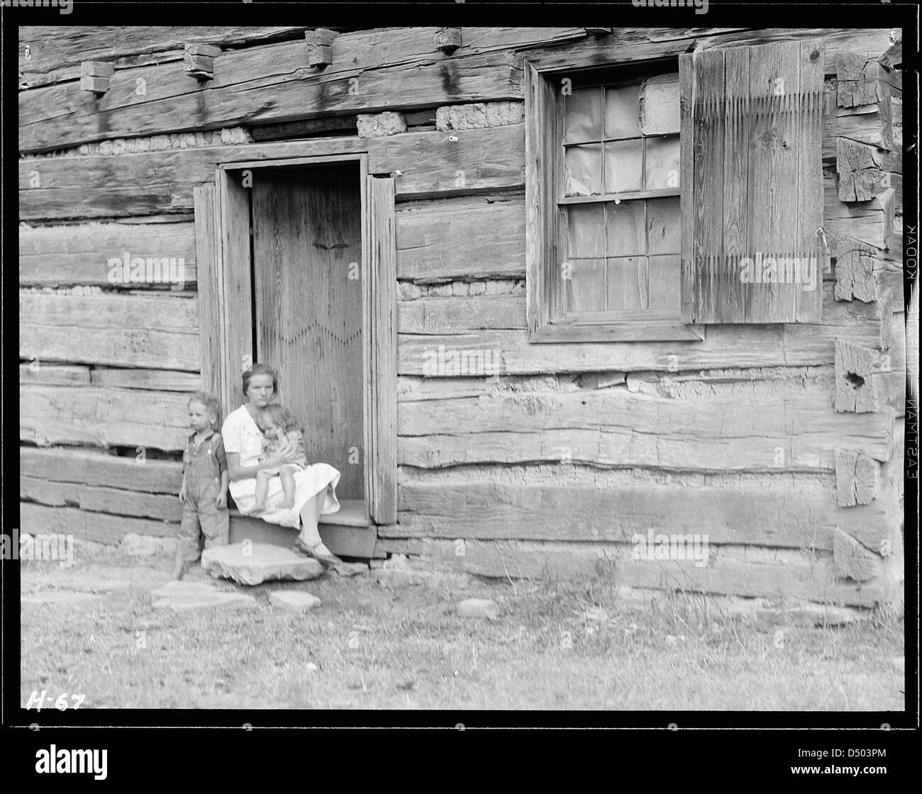 Home of Alfred Bledsoe on Clear Creek Road near Loyston, Tennessee. This cabin is about one hundred years old, October 1933 Stock Photo