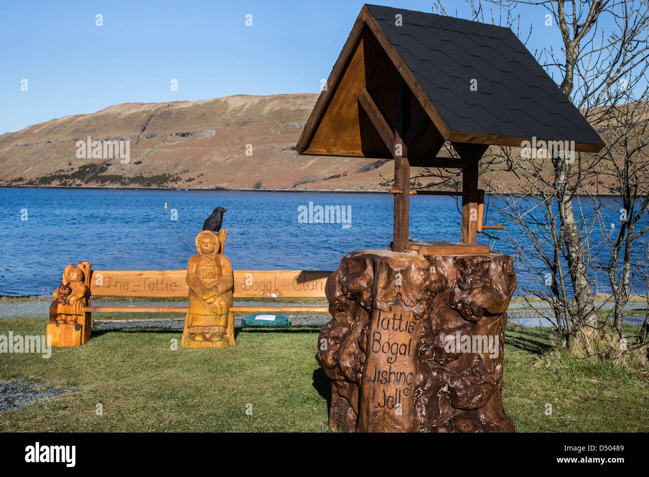 Carved wooden seat & figures at Carbost on the Isle of Skye Stock Photo