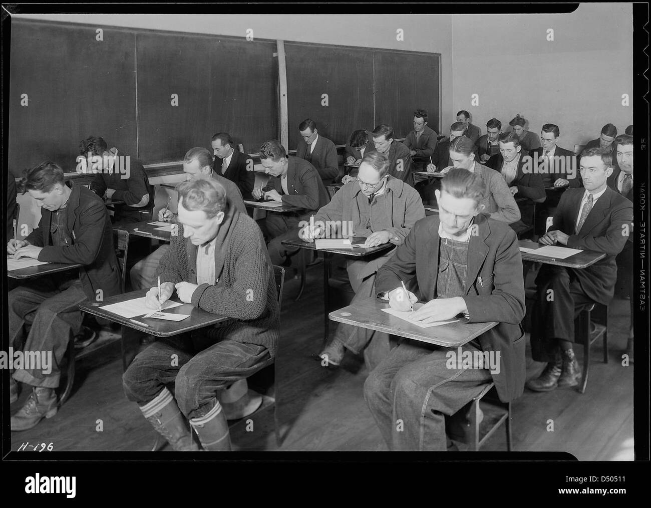 Skilled and unskilled laborers taking the TVA examination at the highschool building, Clinton, Tennessee, November 1933 Stock Photo