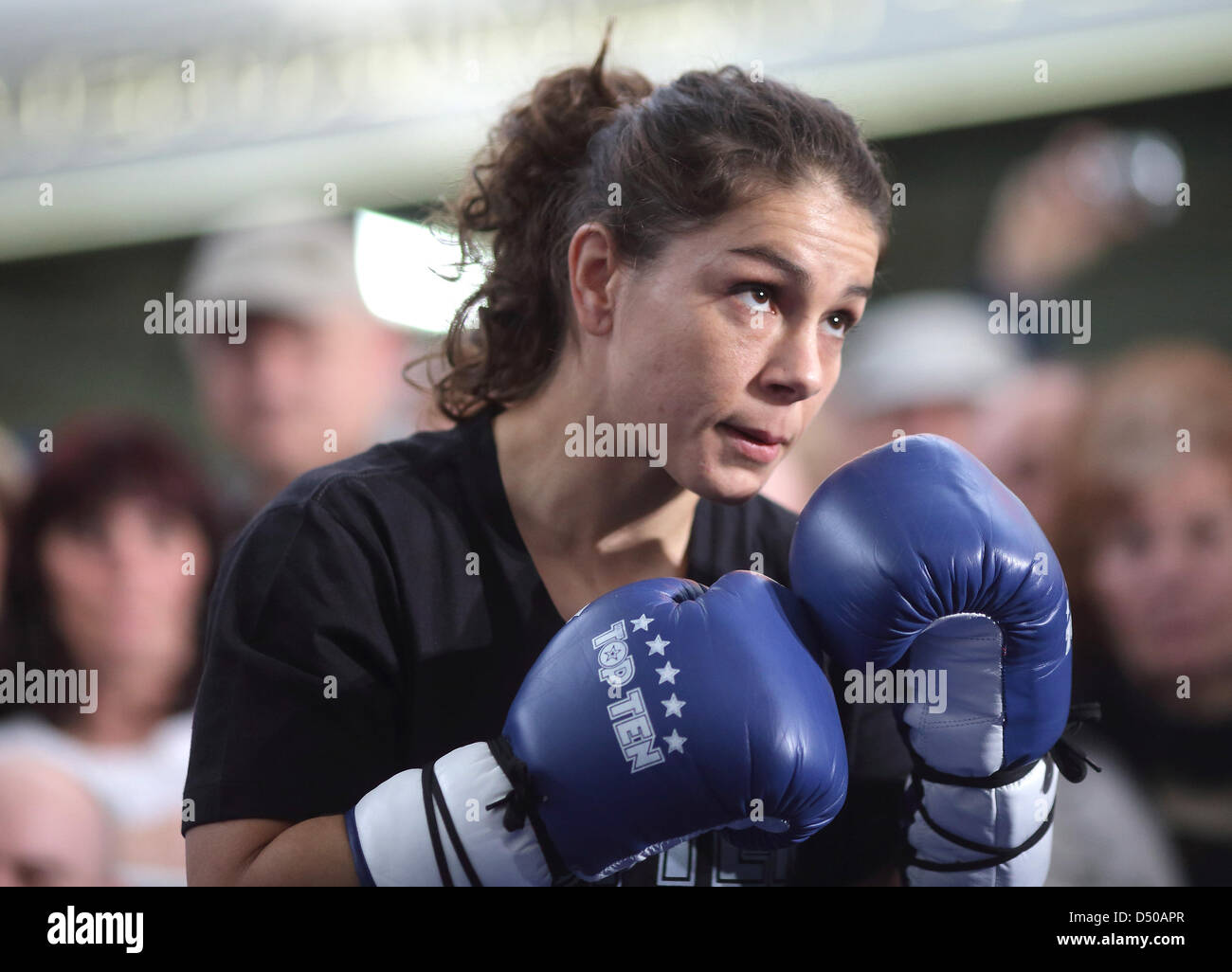 Overbevisende ressource levering US boxing pro and featherweight world champion Melissa McMorrow in action  during a public practice session in Magdeburg, Germany, 20 March 2013.  McMorrow is preparing to fight in the WIBF title bout