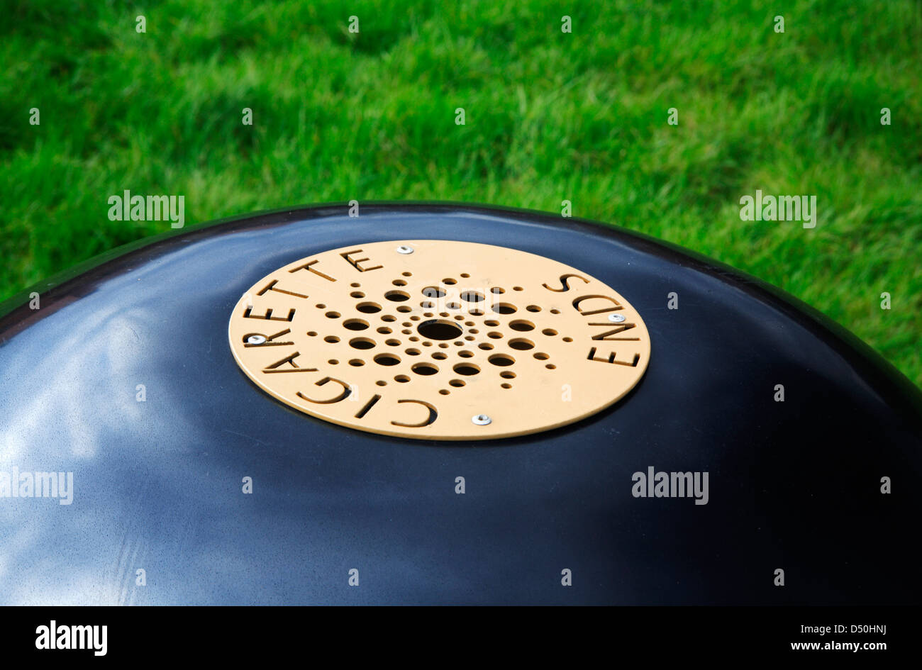Cigarette bin stub end hires stock photography and images Alamy