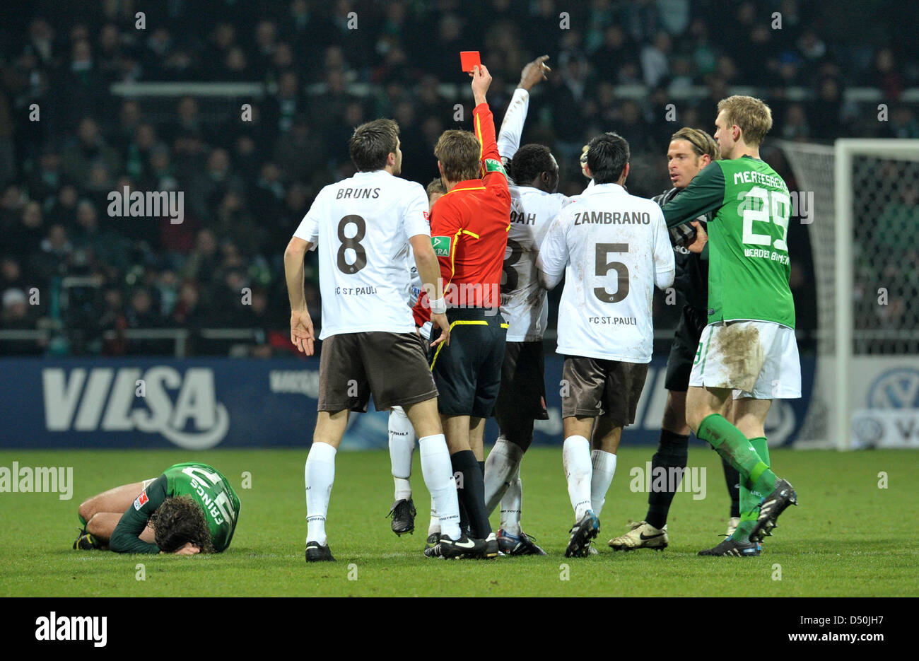 Fu§ball Bundesliga 14. Spieltag: Werder Bremen -FC St. Pauli am Sonntag ( 28.11.2010) im Weserstadion in Bremen. markus Thorandt (verdeckt) bekommt  die Rote Karte von Schiedsrichter Felix Brych nach einem Foul an Torsten