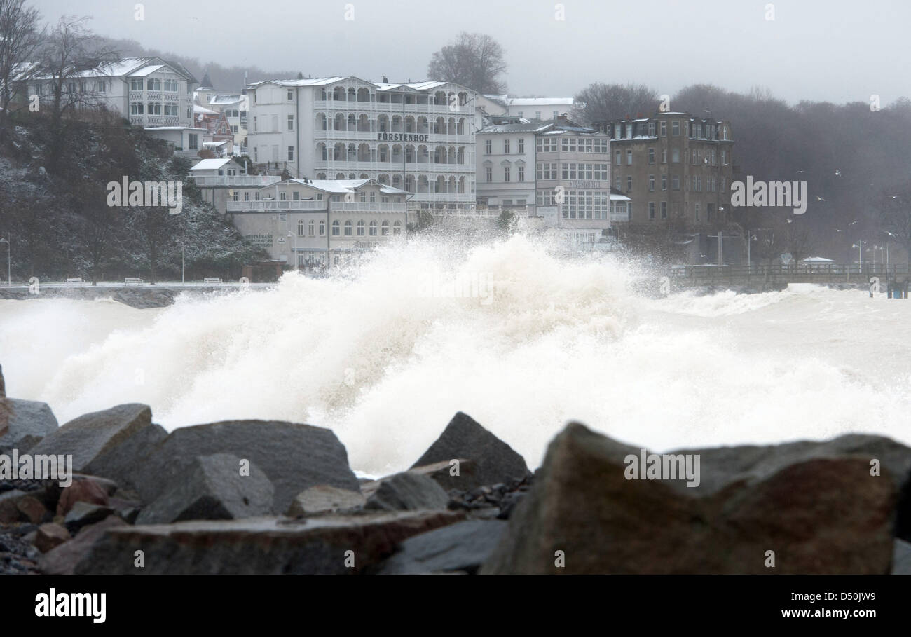 A wave hits shore of Sassnitz, Rugia, Germany, 29 November 2010. The first autumn storm has reached the Baltic Sea and flooded many beaches during the same day. The Ministry for Maritime Transport and Hydgrography in Rostock, Germany expect water levels of up to 1 metre above average, in extreme cases even 1,20 meters, for the afternoon. They have issued a storm warning. Photo: Ste Stock Photo