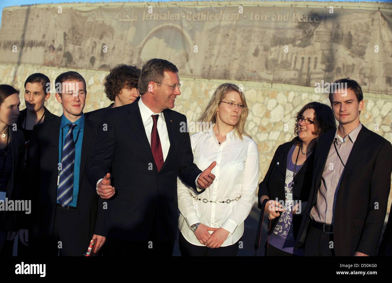 Jerusalem - Bethlehem - Love and Peace steht über den Köpfen von Bundespräsident Christian Wulff und Tochter Annalena (weiße Bluse), die am Dienstag (30.11.2010) am Kontrollpunkt  Rachels Grab  zwischen Bethlehem und Jerusalem mit einer Gruppe jungen Leuten aus Deutschland zusammen stehen. Zu Wulffs Delegation aus Deutschland gehört eine Gruppe von Jugendlichen, die unter anderem Stock Photo