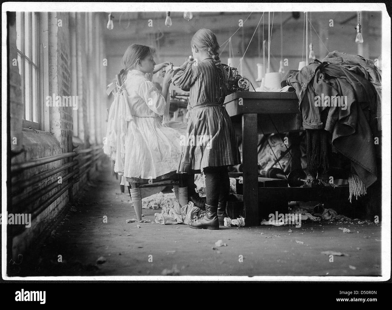 Two of the tiny workers, a raveler and a looper in London Hosiery Mills. London, Tenn, December 1910 Stock Photo