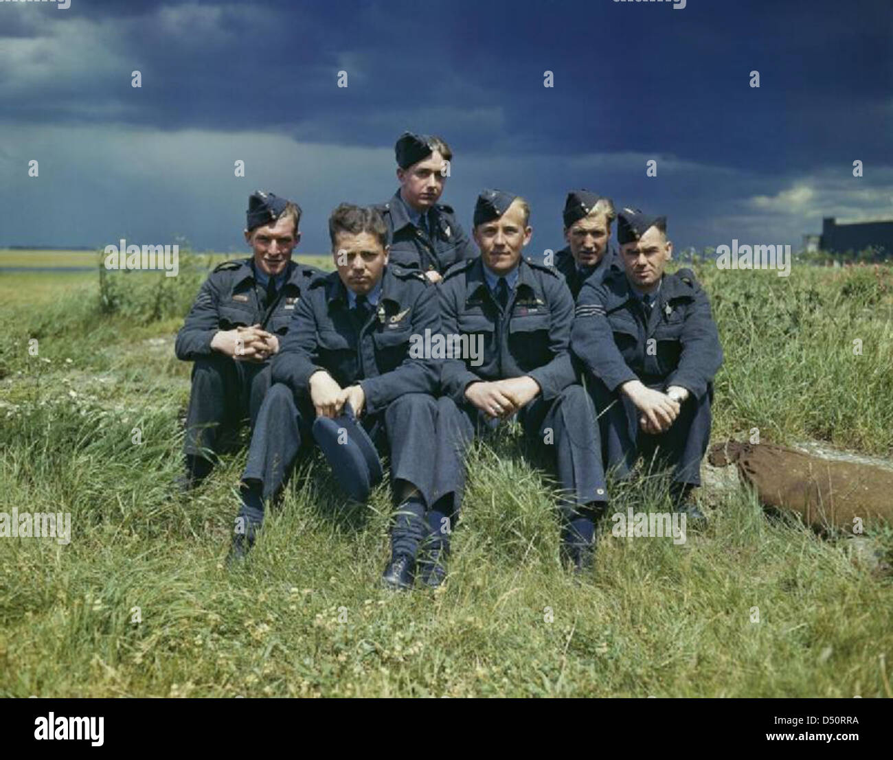 Flight Lieutenant Joe McCarthy (fourth from left) and his crew of No. 617 Squadron (The Dambusters) at RAF Scampton, 22 July 194 Stock Photo