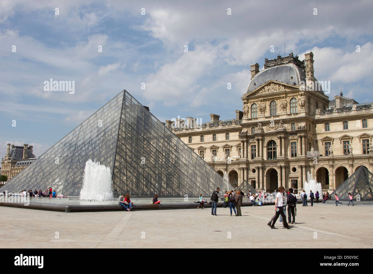 Pyramide du Louvre & Pavillon Richelieu (Musée du Louvre), Paris, France Stock Photo