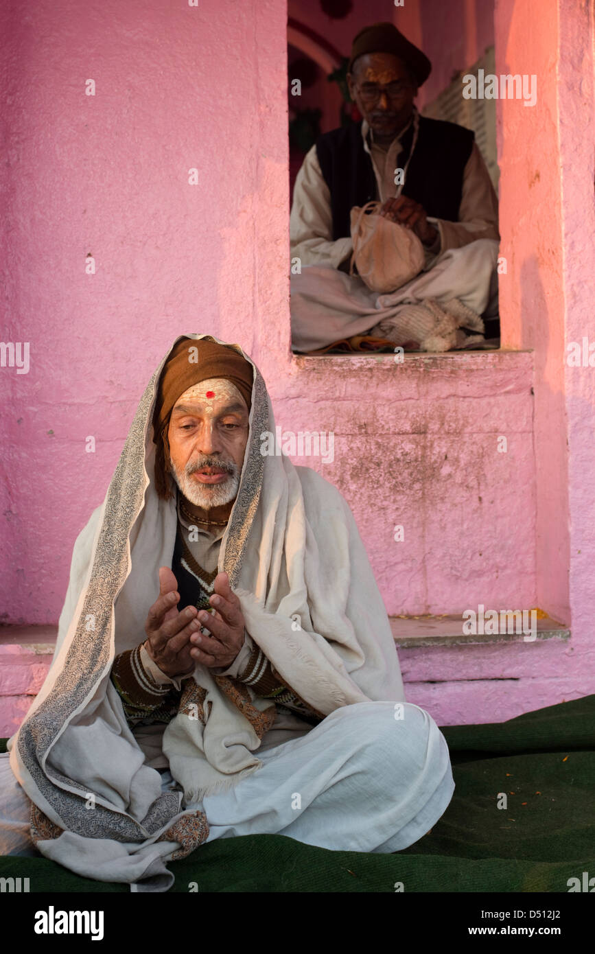 A Hindu Brahmin priest prays at sunrise at Vishram Ghat, Mathura, Uttar Pradesh, India Stock Photo