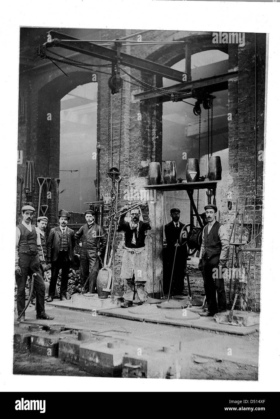 Foundry workers at Thames Ironworks Stock Photo Alamy