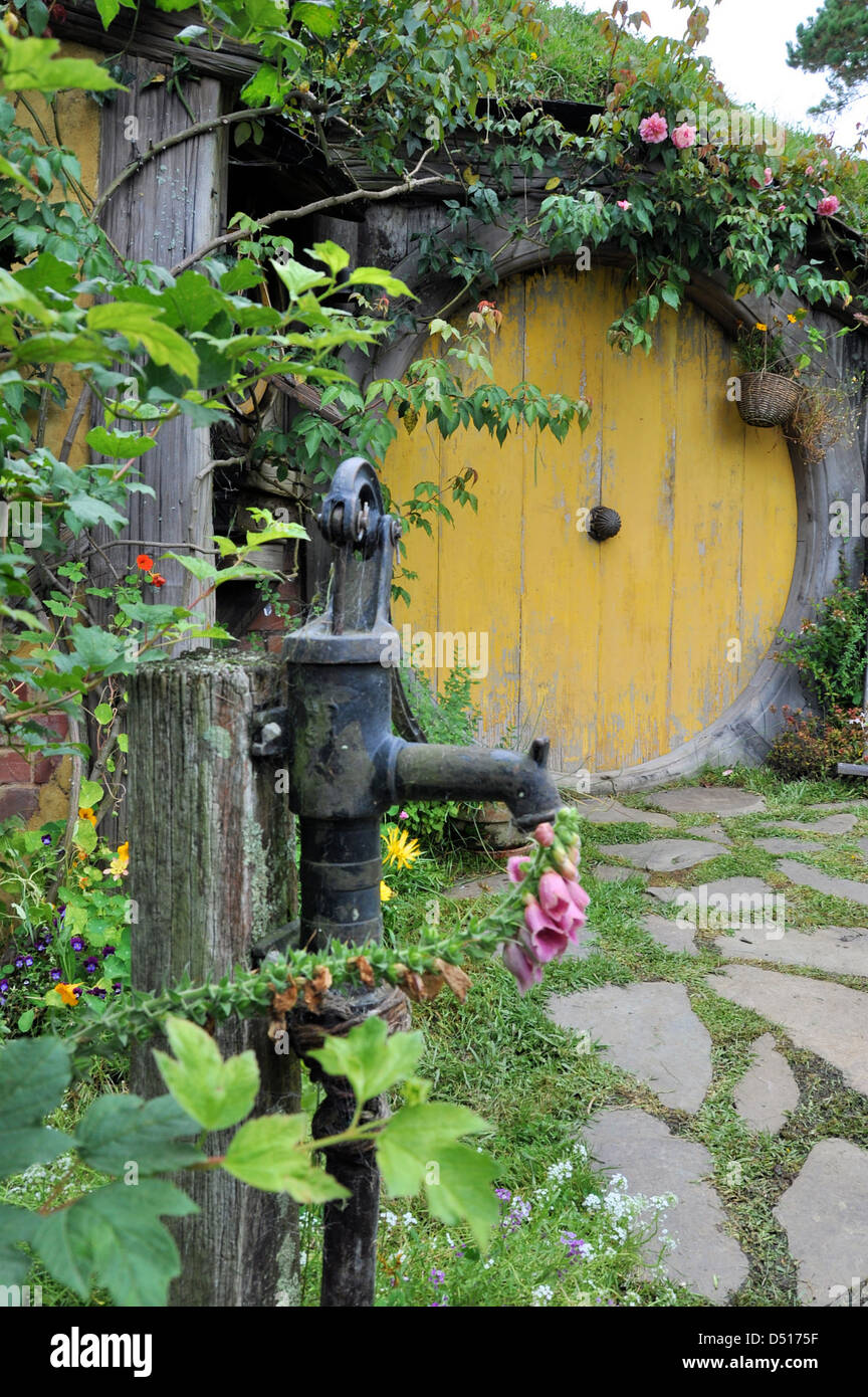 Hobbit Hole. Hobbit house on Hobbiton Movie Set. Location for the Lord of the Rings and The Hobbit films in Waikato region, New Zealand Stock Photo
