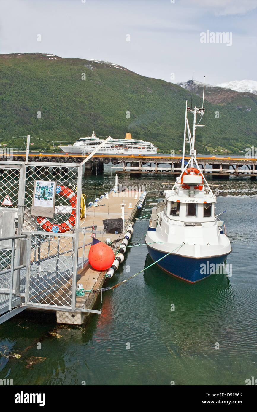 https://c8.alamy.com/comp/D5186K/small-patrol-boat-moored-in-andalsnes-harbour-with-the-cruise-liner-D5186K.jpg