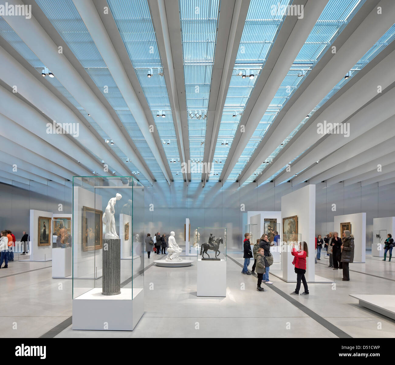 Geef energie Vermaken eenvoudig Musée Du Louvre Lens, Lens, France. Architect: SANAA, 2012. The permanent  collection hall with glazed roof panels and louvres Stock Photo - Alamy