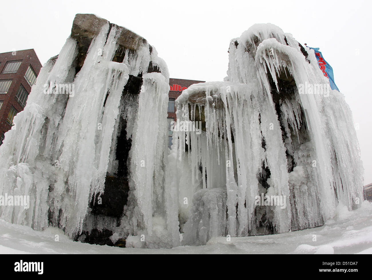 Ein Springbrunnen mit einem Mantel aus Eiszapfen sprudelt am Dienstag (02.12.2010) im Duisburger Innenhafen. Die Minustemperaturen lassen das Brunnenwasser zu immer dickeren Eiszapfen gefrieren.  Foto: Roland Weihrauch   dpa/lnw Stock Photo