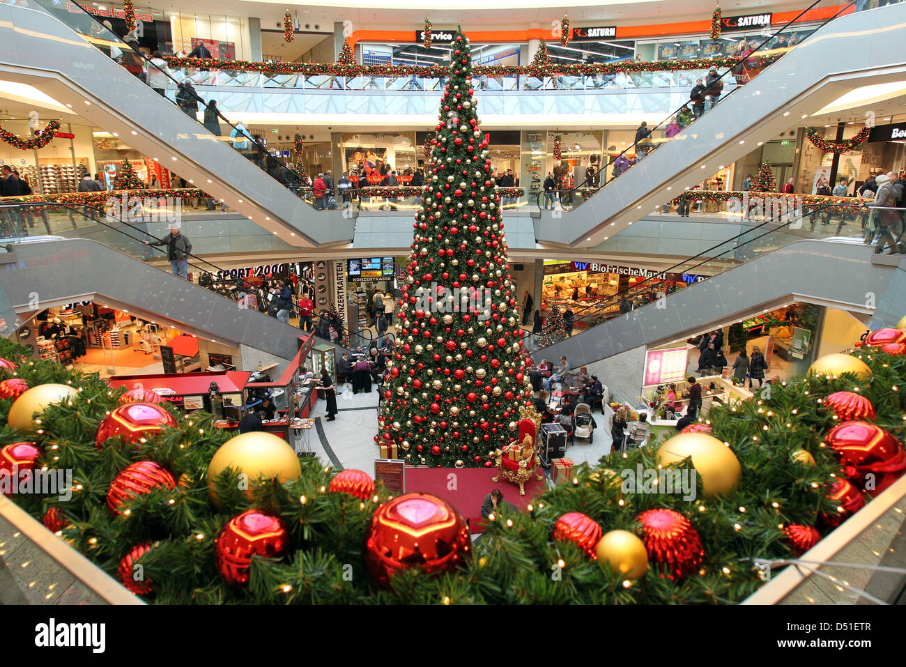 Woodfield Mall Christmas Tree 2022 People Go Christmas Shopping At A Decorated Mall In Rostock, Germany, 4  December 2010. Christmas Trade Goes Well In Germany And Retailers Expect An  Increase In Sales. Photo: Bernd Wuestneck Stock Photo - Alamy