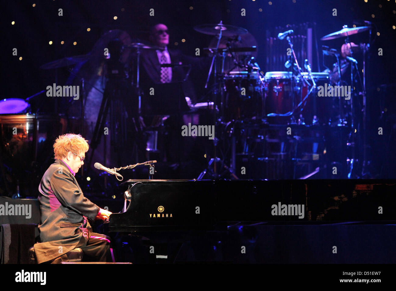 Der Musiker Elton John (l) gibt am Dienstag (07.12.2010) in der o2 World in Hamburg gemeinsam mit dem Percussionisten Ray Cooper ein Konzert. Es ist das einzige Konzert des Musikers in Deutschland in diesem Jahr. Foto: Bodo Marks dpa/lno Stock Photo