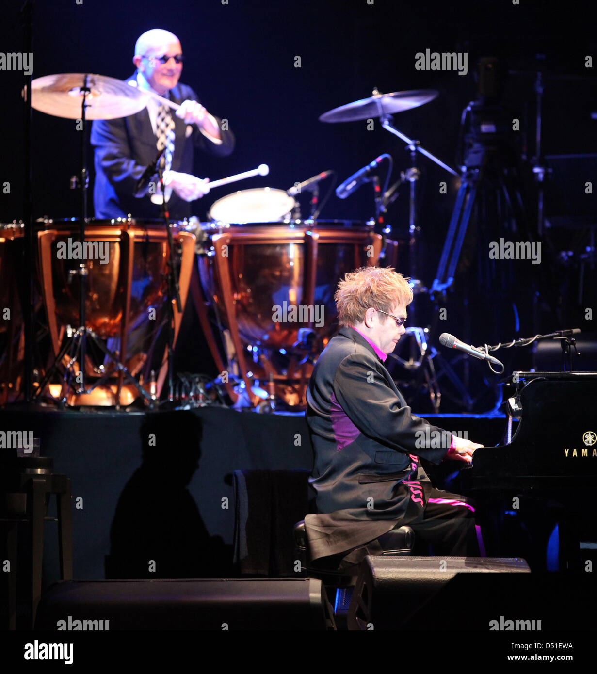 Der Musiker Elton John (r) gibt am Dienstag (07.12.2010) in der o2 World in Hamburg gemeinsam mit dem Percussionisten Ray Cooper ein Konzert. Es ist das einzige Konzert des Musikers in Deutschland in diesem Jahr. Foto: Bodo Marks dpa/lno Stock Photo