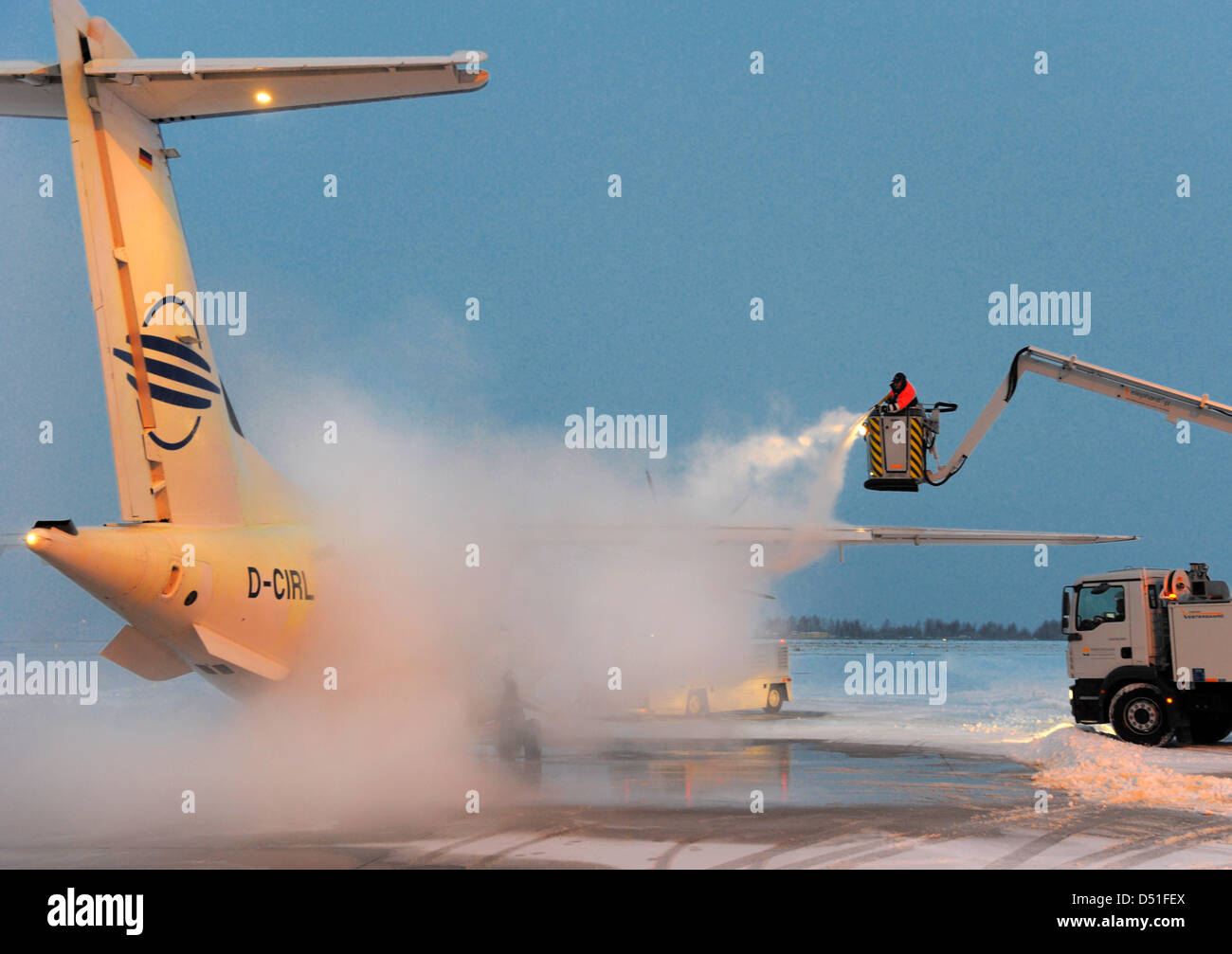 An airplane is deiced in Dresden, Germany, 30 November 2010. Low-cost carriers germanwings and easyjet cancelled flights due to lack of deicer. Photo: Matthias Hiekel Stock Photo