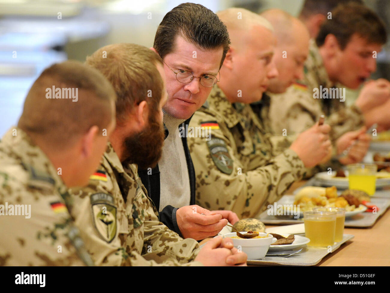 German Defence Minister Karl-Theodor zu Guttenberg talks to soldiers while dining at the military camp in Kunduz, Afghanistan, 13 December 2010. German Defence Minister Karl-Theodor zu Guttenberg visits the German Bundeswehr soldiers of the ISAF mission contingent in Afghanistan. Photo: MAURIZIO GAMBARINI Stock Photo