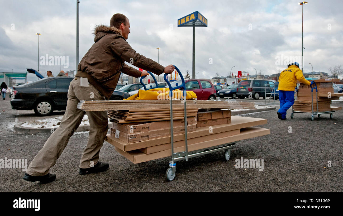 Ikea Cart High Resolution Stock Photography And Images Alamy