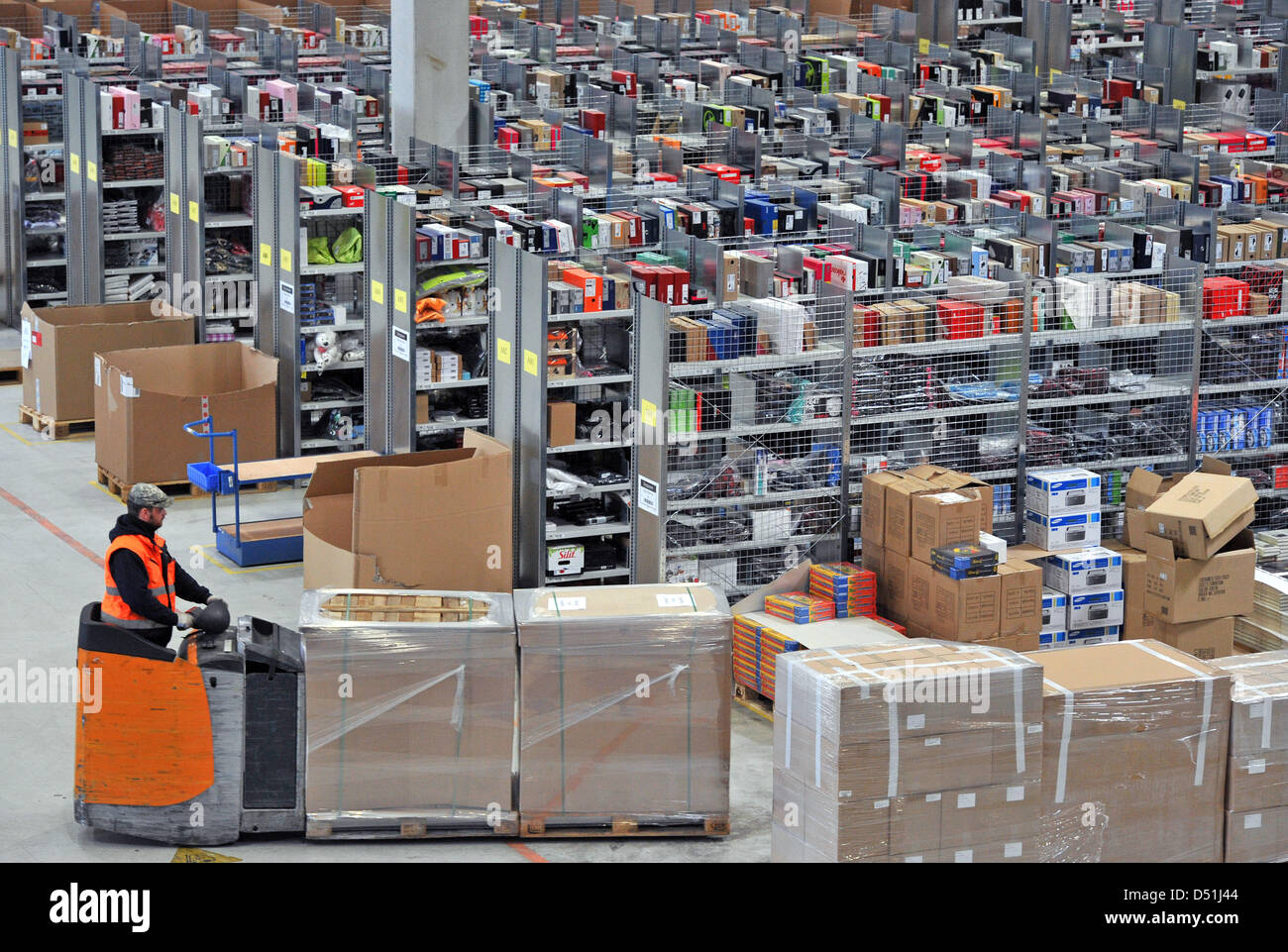 Parcels are packed at the logistics centre of Amazon in Leipzig, Germany, 16 December 2010. Amazon installed 3,000 additional staff members to cope with up to 1.7 million orders for teh Christmas sales. Photo: Hendrik Schmidt Stock Photo