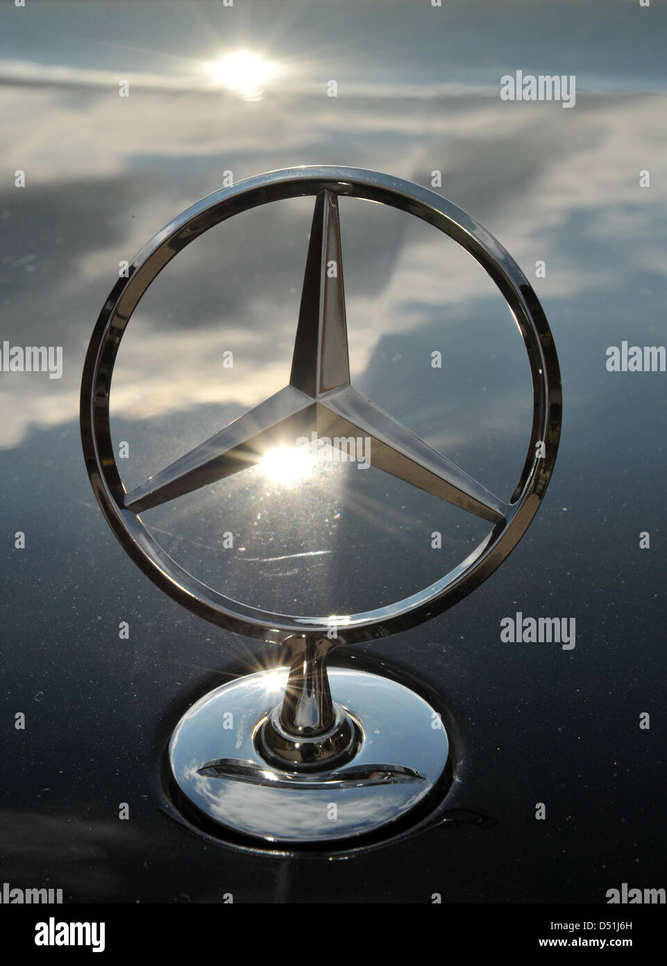 (file) - A dpa file picture dated 02 October 2009 shows a Mercedes star on the hood of an E-class Mercedes in Muenstertal, Germany. Daimler aims to break 2008's record by producing more than 1.2 milllion cars by the end ot 2010. Photo: Patrick Seeger Stock Photo