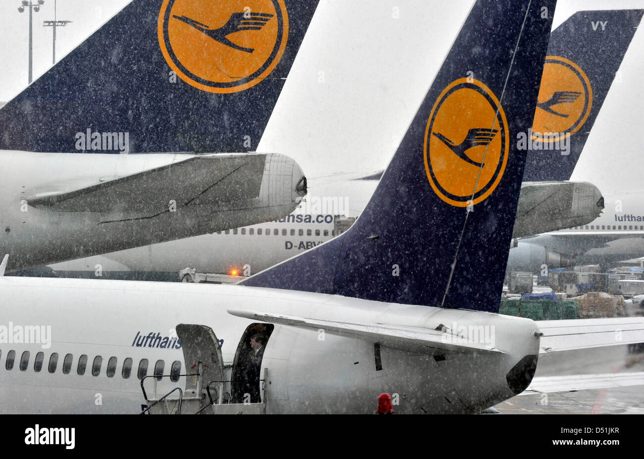 Planes stand on the runway of the airport in Frankfurt Main during heavy snowfall, Germany, 19 December 2010. After fresh snowfall again hundreds of flights were cancelled and thousands of passengers are stuck at the airport. Photo: Boris Roessler Stock Photo
