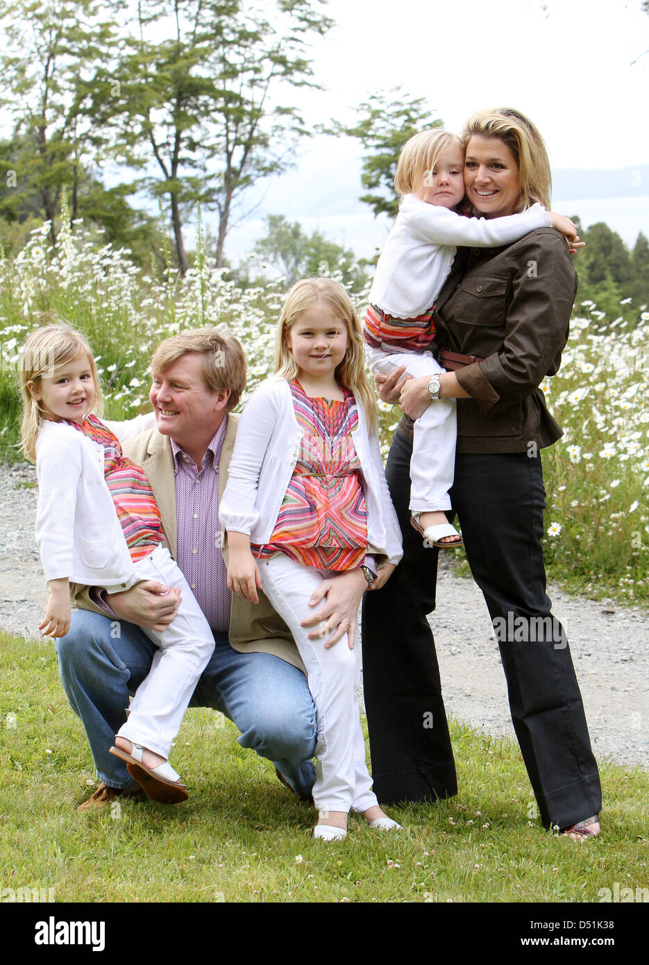 Dutch Crown Prince Willem-Alexander and his wife Princess Maxima pose with their daughters (L-R) Alexia, Amalia and Ariane for the photographers near the Nahuel Huapi lake in the Patagonia, southern Argentina, 19 December 2010. The Dutch family is in Argentina for their Christmas holidays.  Photo: Patrick van Katwijk Stock Photo