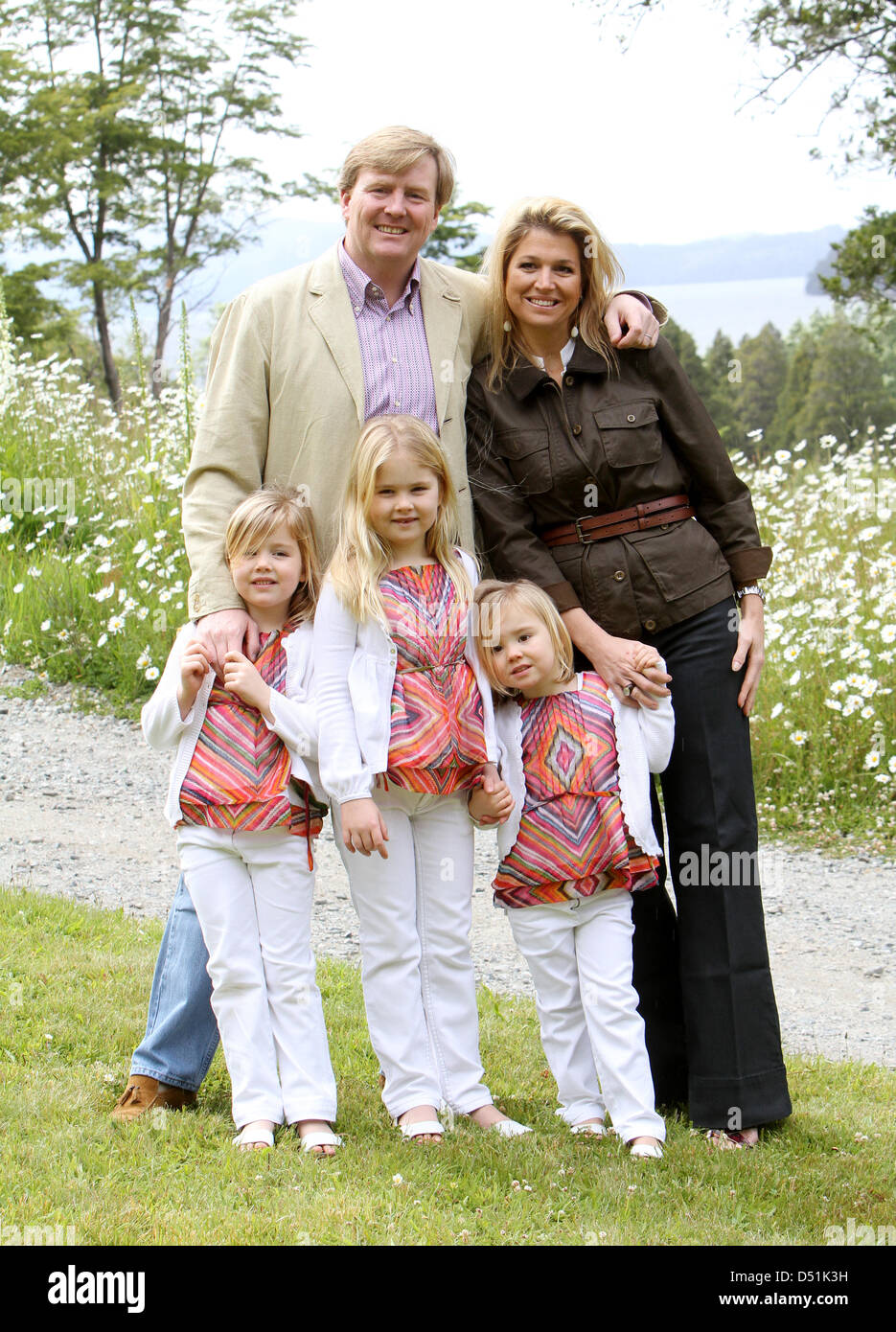 Dutch Crown Prince Willem-Alexander and his wife Princess Maxima pose with their daughters (L-R) Alexia, Amalia and Ariane for the photographers near the Nahuel Huapi lake in the Patagonia, southern Argentina, 19 December 2010. The Dutch family is in Argentina for their Christmas holidays.  Photo: Patrick van Katwijk Stock Photo
