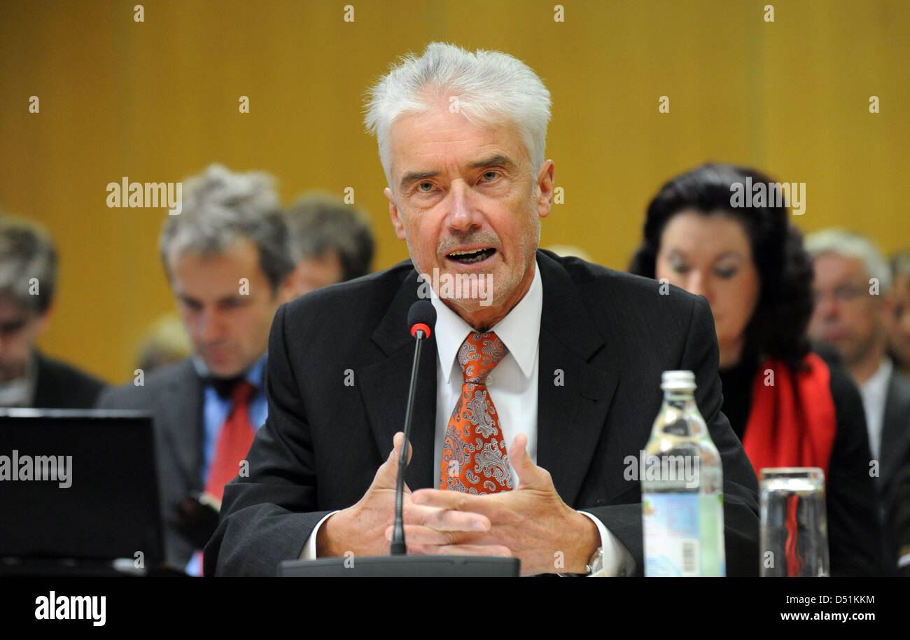 Baden-Wuertemberg's Minister of Justice Ulrich Goll answers questions during a parliamentary board of inquiry into the controversial police operation against opponents of the railway project Stuttgart 21 in Stuttgart, Germany, 22 December 2010. The inquiry shall clearify, if the state government had influence on the operation. Photo: Marijan Murat Stock Photo