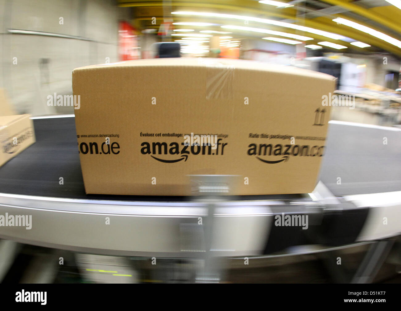 Fertig verpackte Pakete von Amazon sausen in der Versandstation über ein  Fließband in Werne (Foto vom 08.12.2010). Beim Versandhändler herrscht vor  Weihnachten Hochbetrieb. Zu keiner anderen Zeit werden so viele  Bestellungen verschickt.