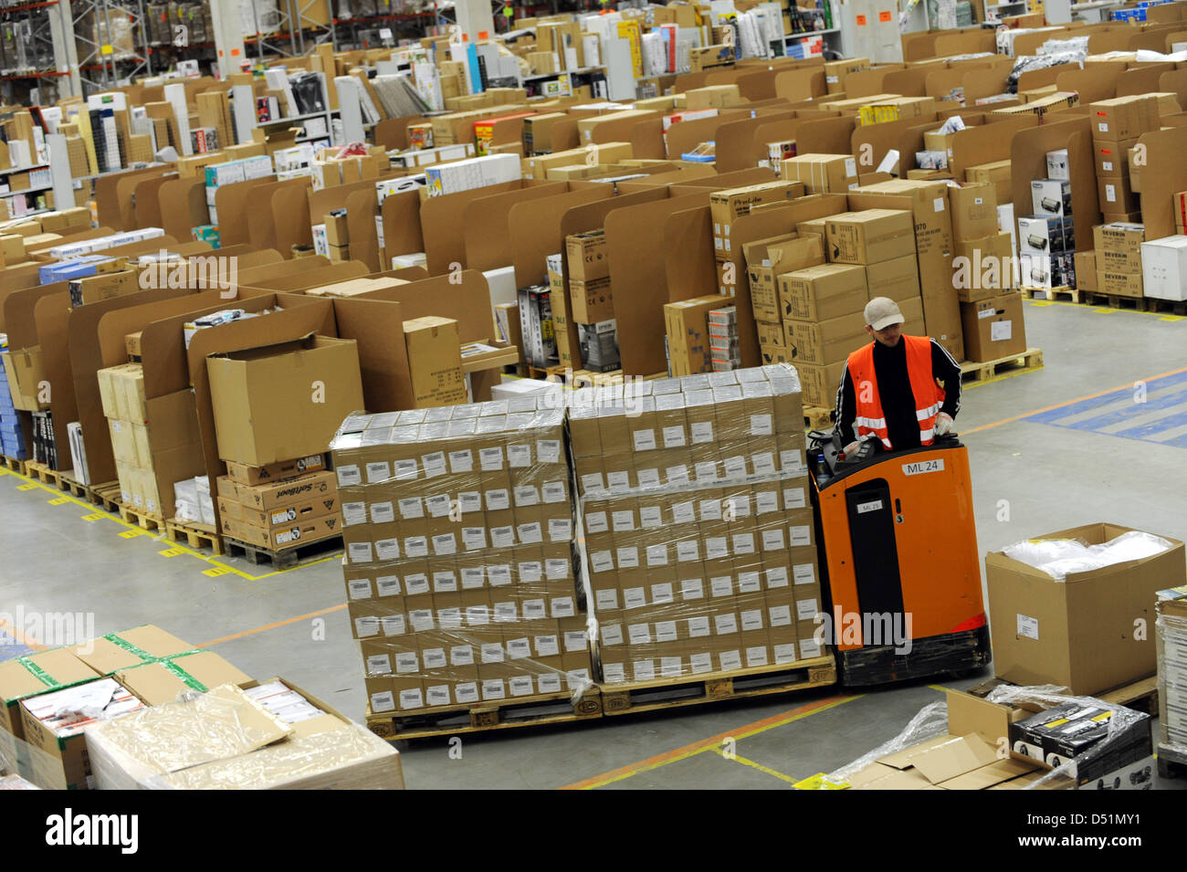 Amazon Shipping High Resolution Stock Photography and Images - Alamy