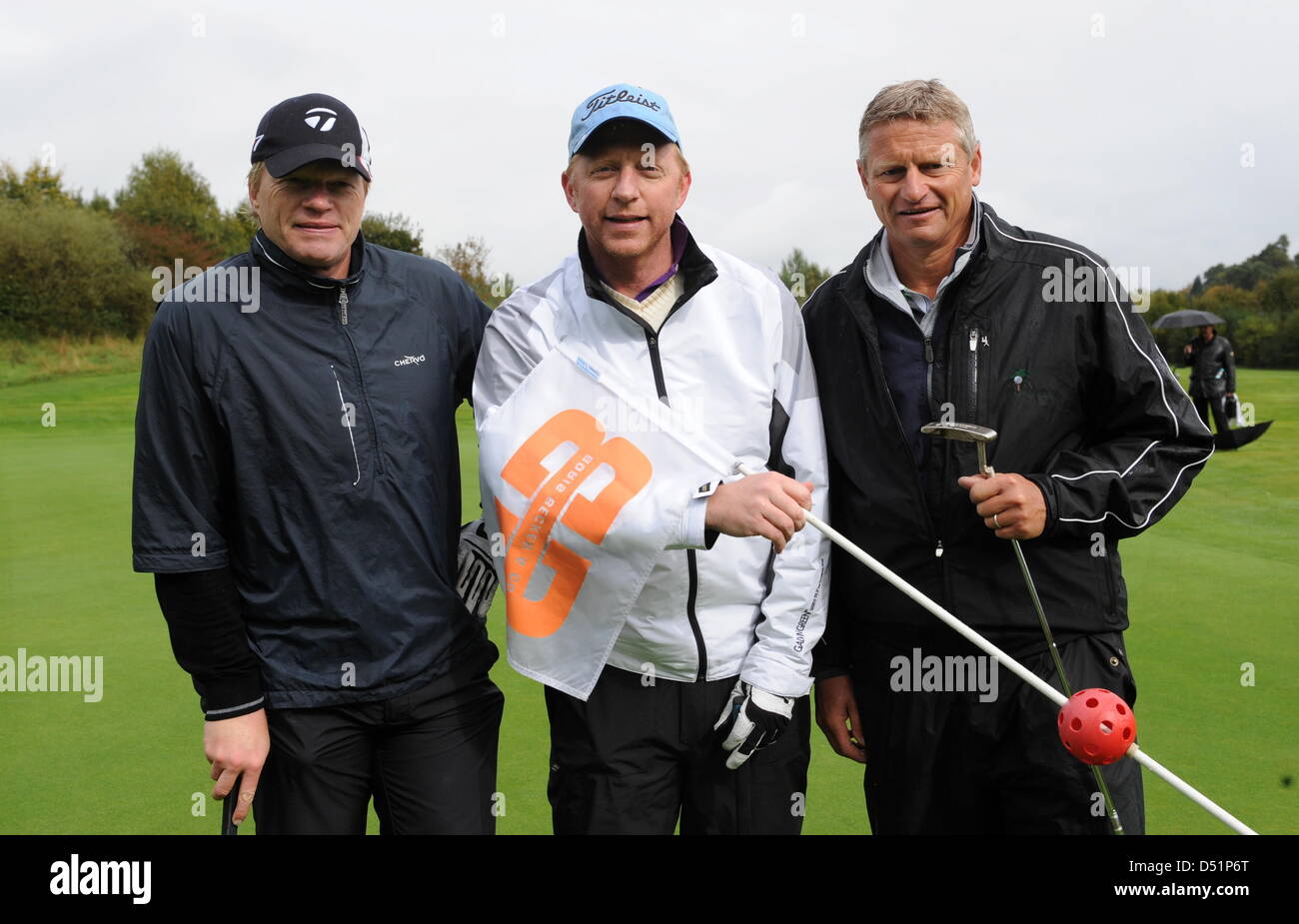 Die früheren Profisportler Oliver Kahn (l-r), Boris Becker und Stefan  Blöcher stehen am Samstag (25.09.2010) in Egmatingen (Oberbayern) am  Golfplatz zusammen. Der frühere Tennisprofi Becker veranstaltet ein Charity- Golf-Turnier im Rahmen der Boris