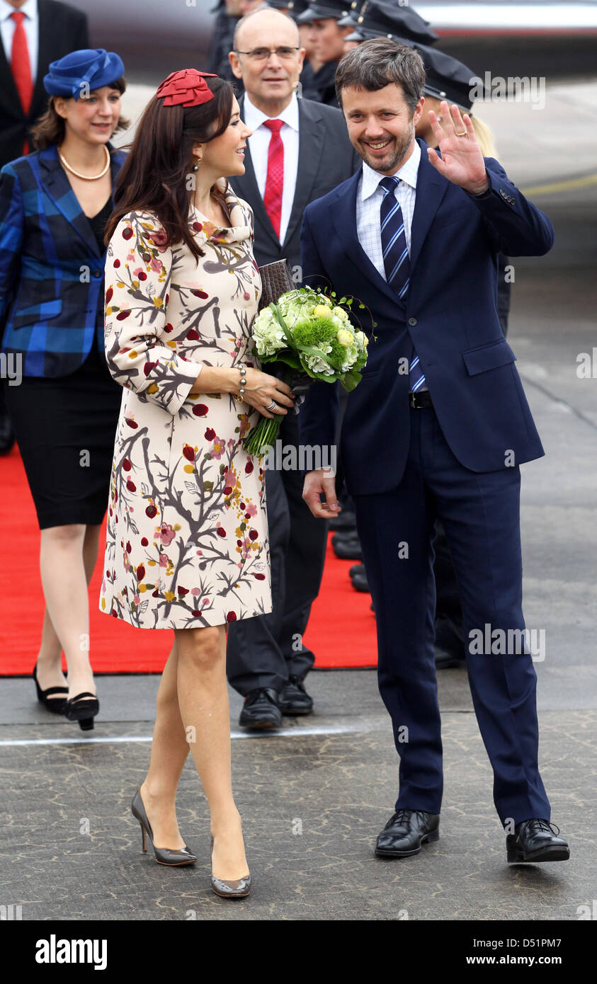 Danish Crown Prince Frederik (R) and Crown Princess Mary (2L) are(00)
