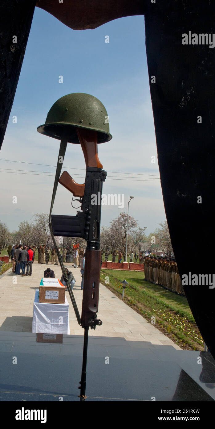 Srinagar, Indian Administered Kashmir, Saturday 22nd March 2013. A coffin containing the body of killed Indian Border Security Force (BSF) soldier lies on ground during a wreath laying ceremony in Srinagar. Suspected rebels shot dead an Indian Border Security Force (BSF) soldier and wounded two others yesterday when they ambushed their vehicle on a highway. (Photo by Sofi Suhail / Alamy) Stock Photo